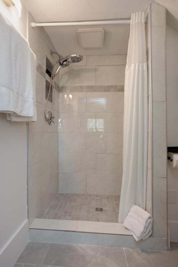 Inn On Main Yarmouth Port Екстериор снимка