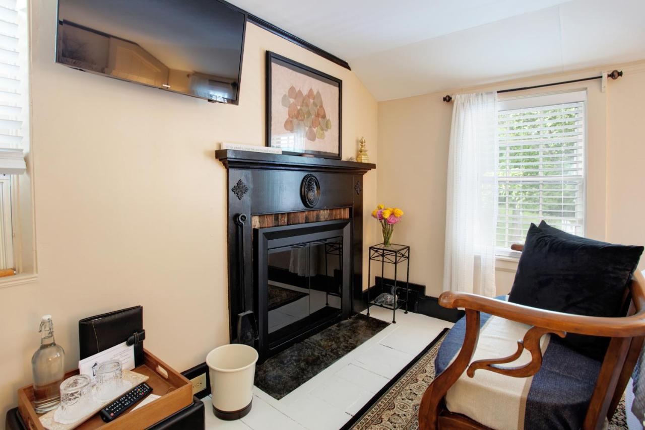 Inn On Main Yarmouth Port Екстериор снимка